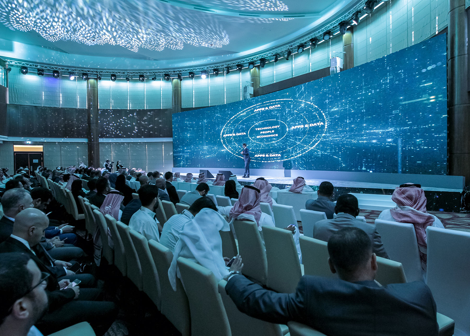 The immersive setting of the HPE event with the audience and speaker