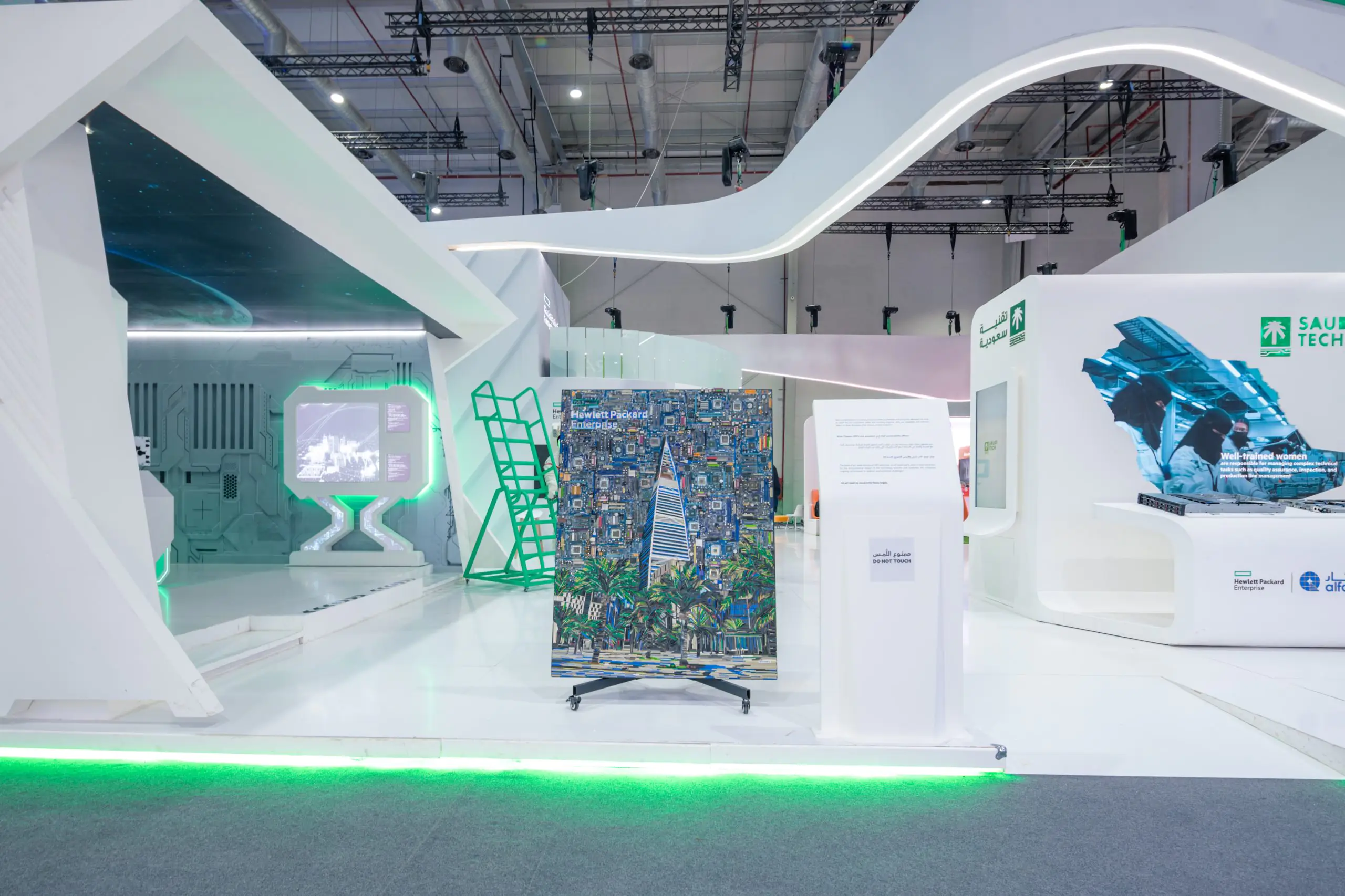 HPE booth at the Leap event featuring a futuristic design, digital displays, and a large artwork showcasing the Kingdom Tower