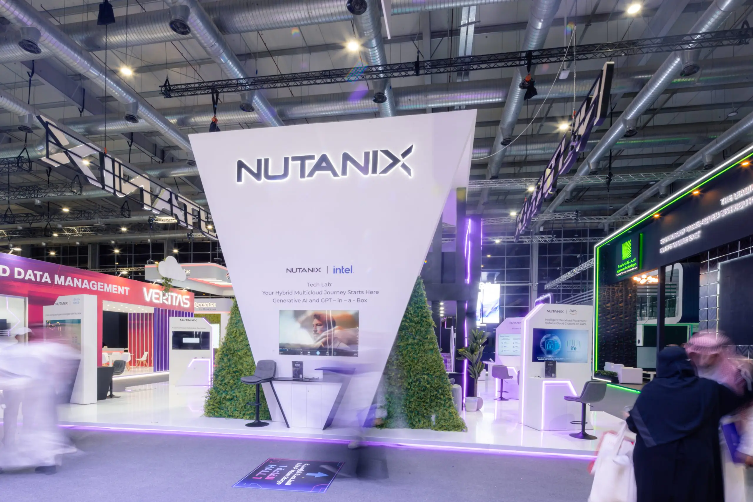 Nutanix booth at the Leap event showcasing the tech lab for hybrid multicloud solutions with Generative AI and GPT-in-a-box