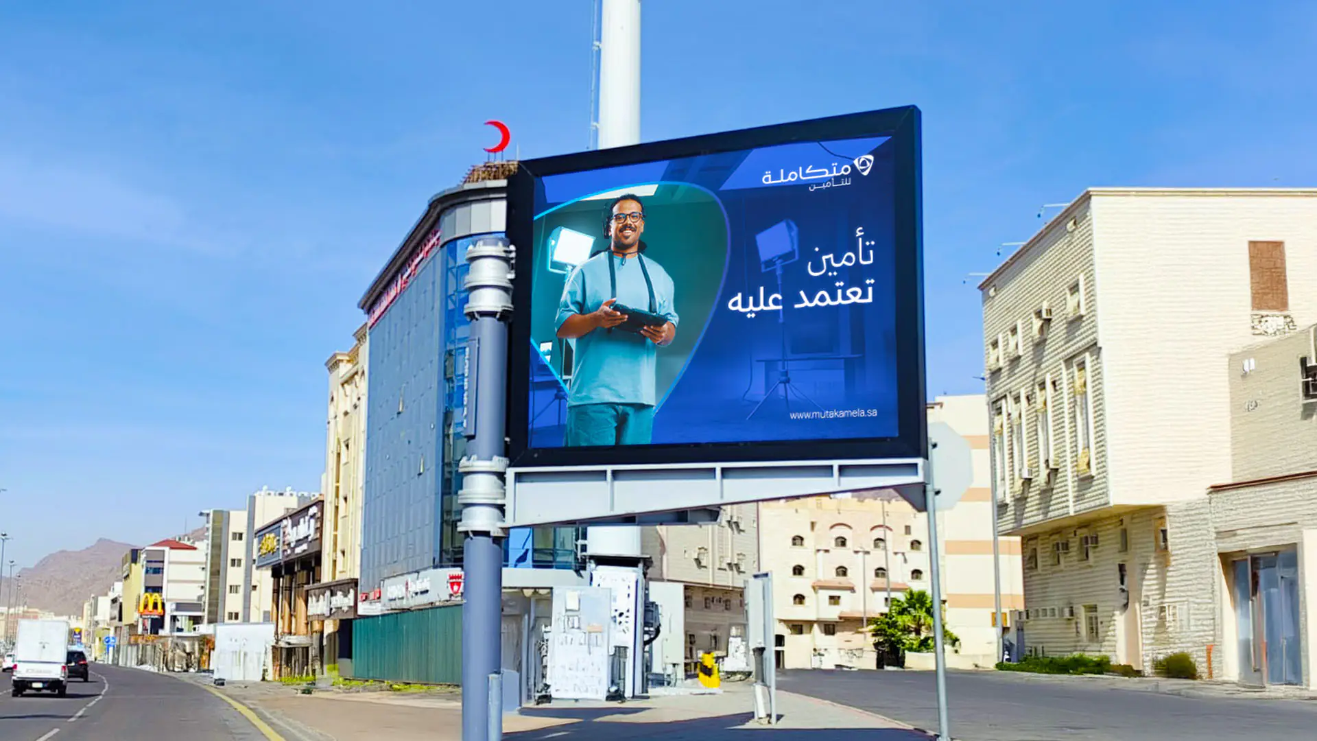 Jeddah city billboard promoting Mutakamela’s rebranding and innovative insurance solutions. تأمين تعتمد عليه