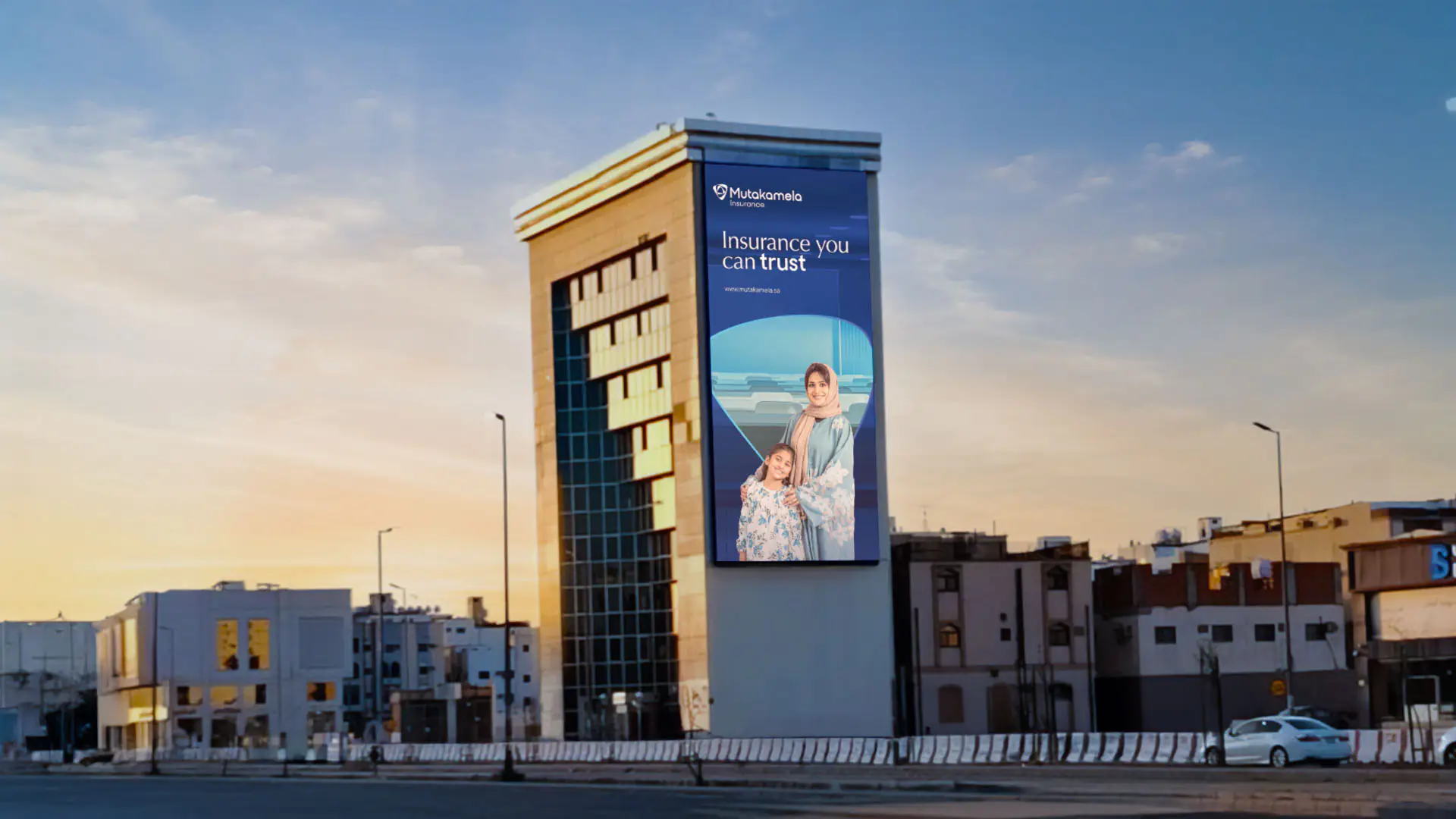 Modern outdoor ad in Riyadh featuring Mutakamela's rebranding with a fresh and confident tone. تأمين تعتمد عليه